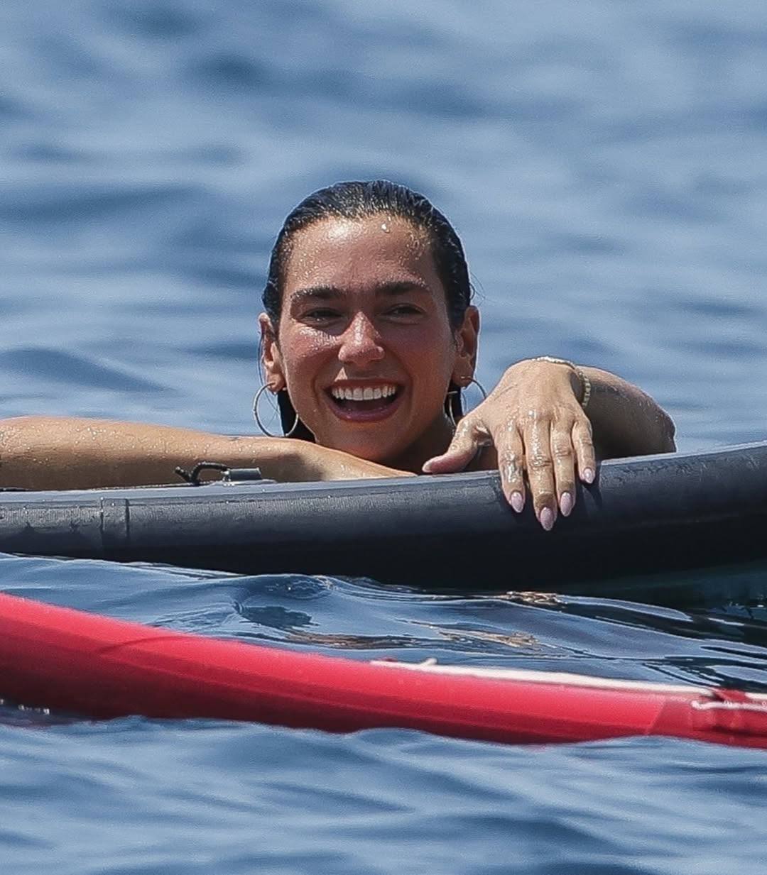 Йога на воде: Дуа Липа показала, как можно добиться рельефного тела и грации в движении