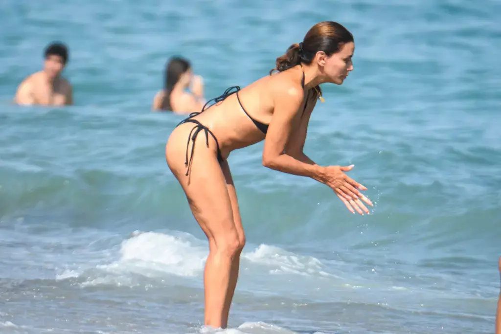 Пляжные фото Евы Лонгории вновь получили самые восторженные отзывы