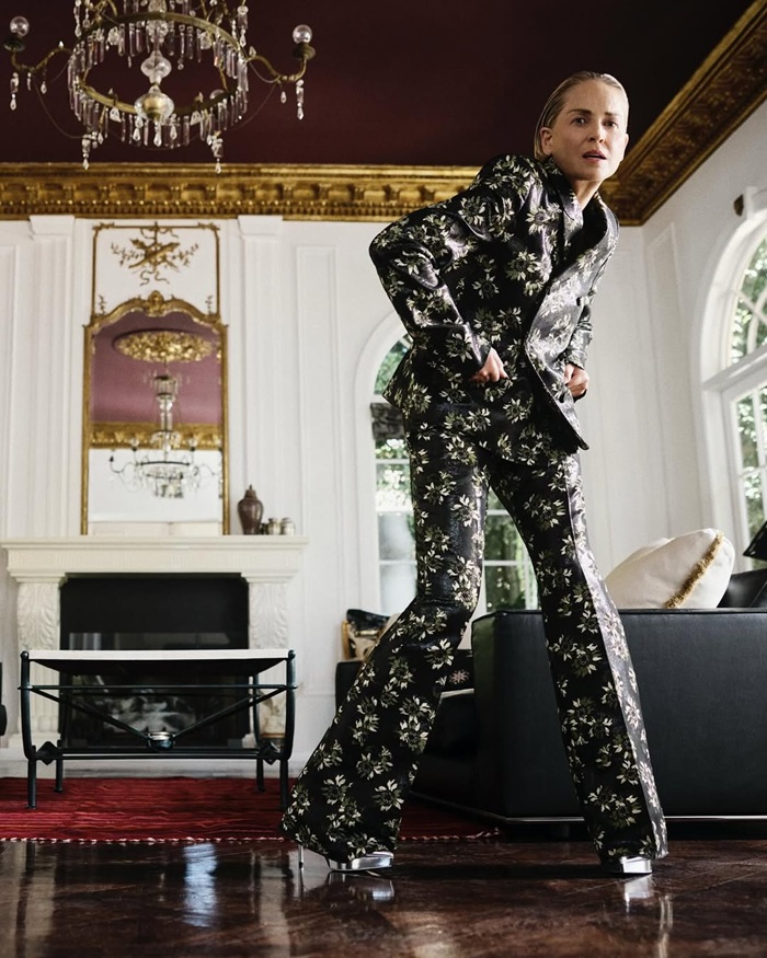 На фотосессии для Harper’s Bazaar Шэрон Стоун решила не скрывать, как выглядит её лицо