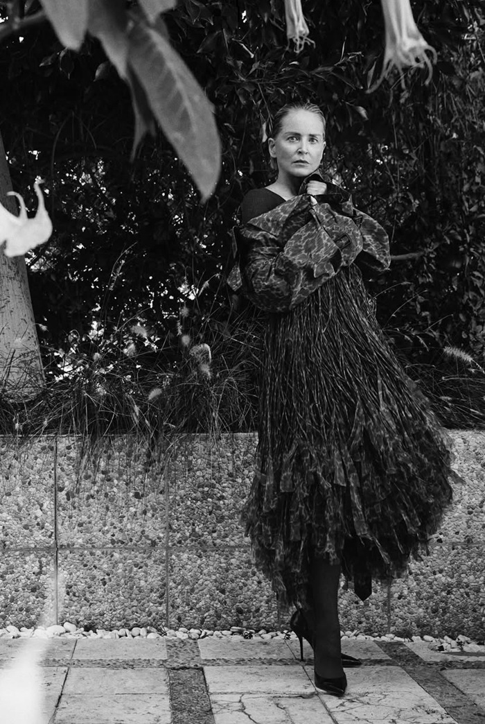 На фотосессии для Harper’s Bazaar Шэрон Стоун решила не скрывать, как выглядит её лицо