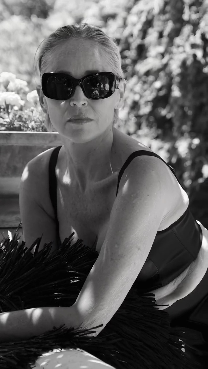 На фотосессии для Harper’s Bazaar Шэрон Стоун решила не скрывать, как выглядит её лицо