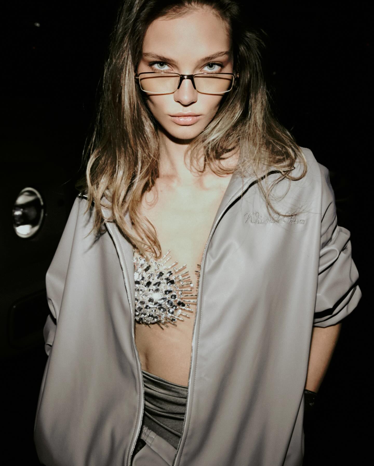 Алеся Кафельникова добавила своему соблазнительному образу строгости Алеся Кафельникова добавила своему соблазнительному образу строгости