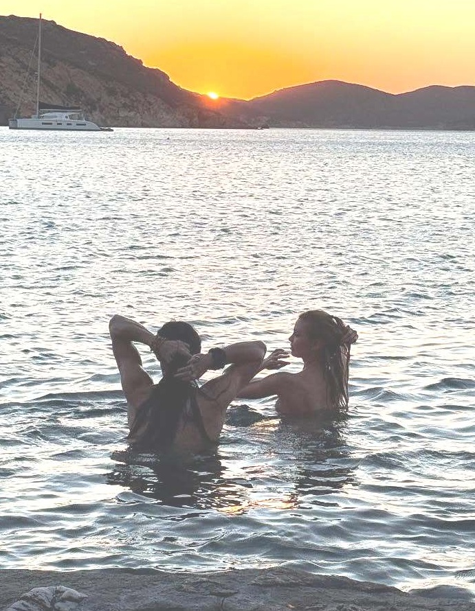 Откровенные фотосессии и купание голышом: в жизни Стеллы Максвелл происходит санаса