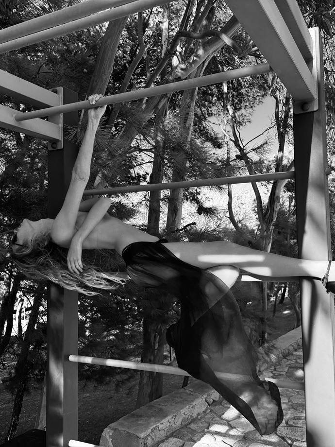 Откровенные фотосессии и купание голышом: в жизни Стеллы Максвелл происходит санаса