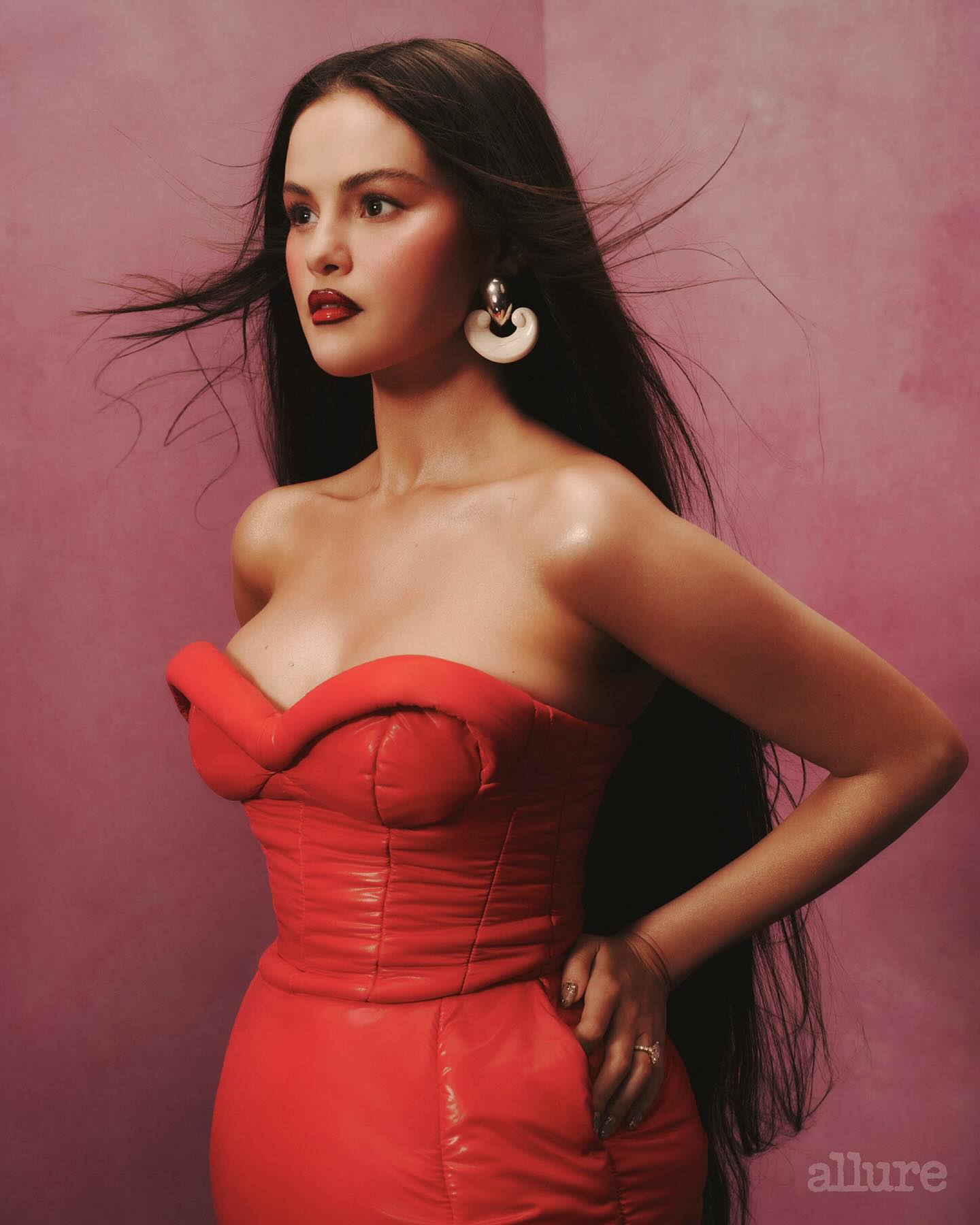 Накануне свадьбы постройневшая Селена Гомес появилась на страницах глянца