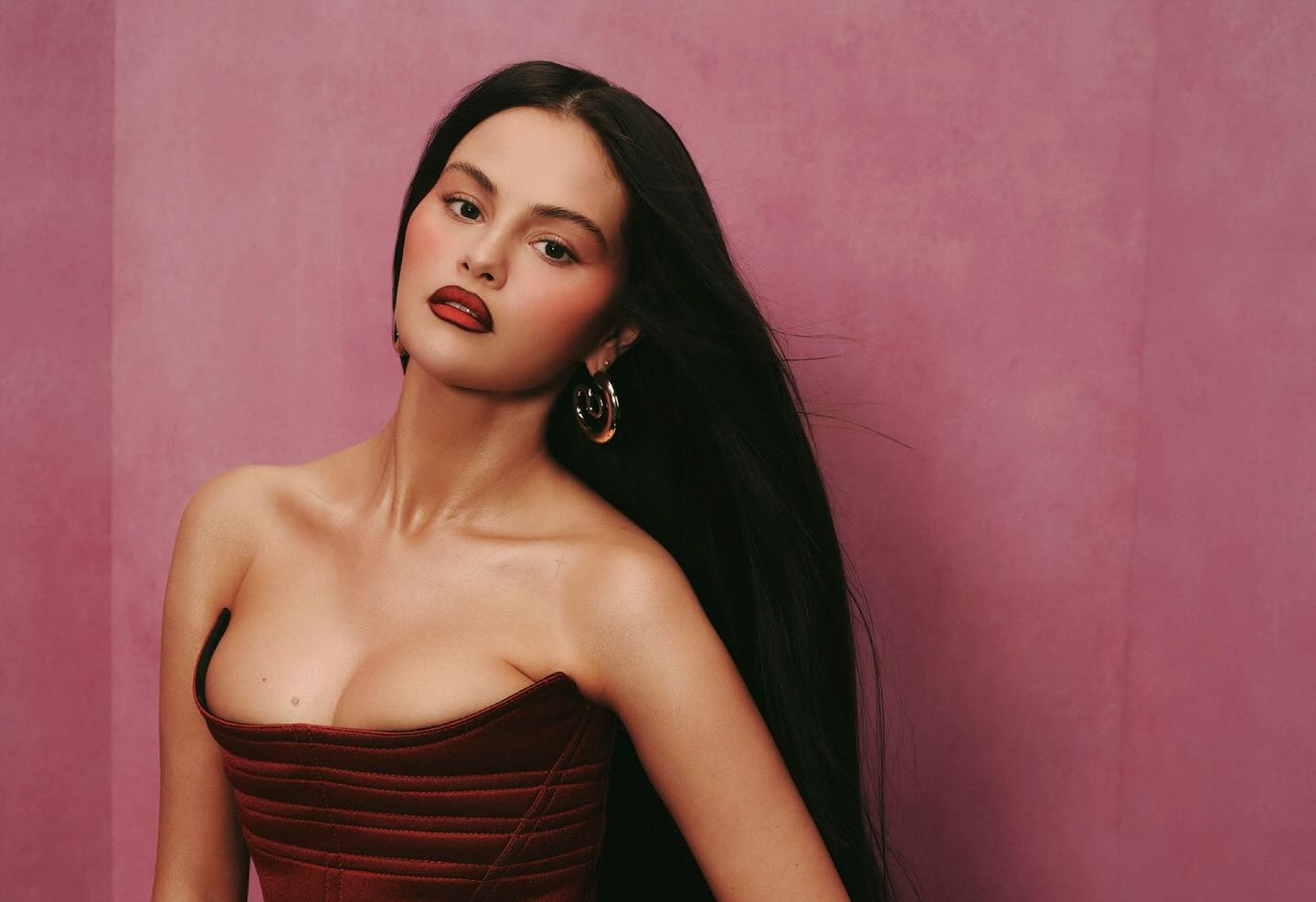 Накануне свадьбы постройневшая Селена Гомес появилась на страницах глянца