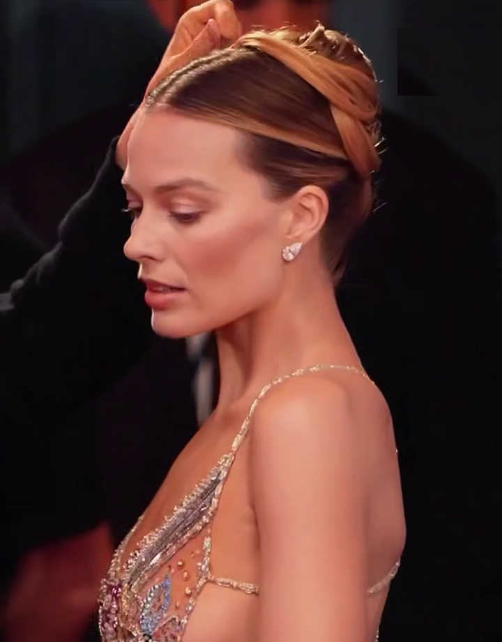 Сексуалды киімдегі кеуделі қыздар