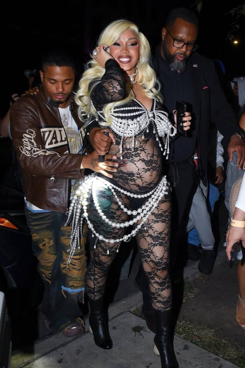 Вместе с грузовиком цветов бойфренд Карди Би "подарил" ей новость о своем внебрачном ребенке Вместе с грузовиком цветов бойфренд Карди Би "подарил" ей новость о своем внебрачном ребенке