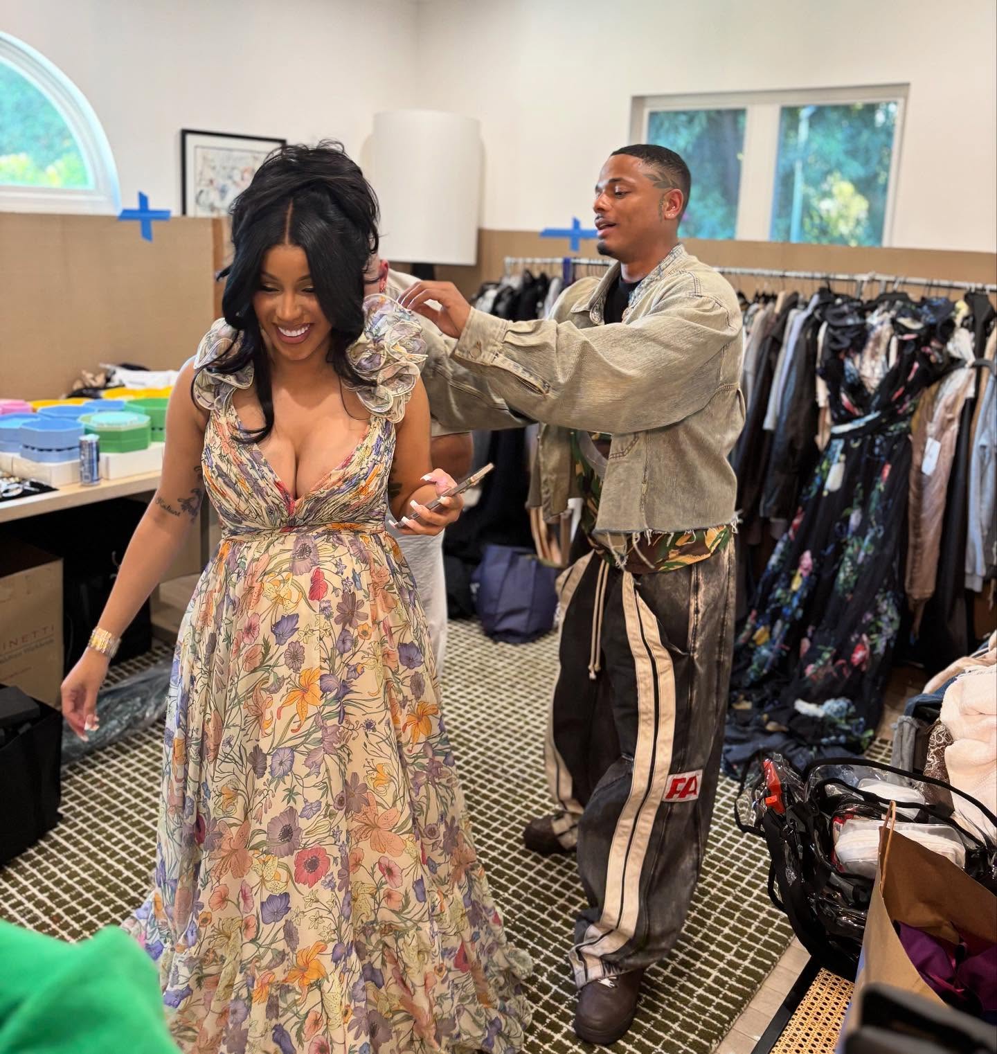 Вместе с грузовиком цветов бойфренд Карди Би "подарил" ей новость о своем внебрачном ребенке Вместе с грузовиком цветов бойфренд Карди Би "подарил" ей новость о своем внебрачном ребенке