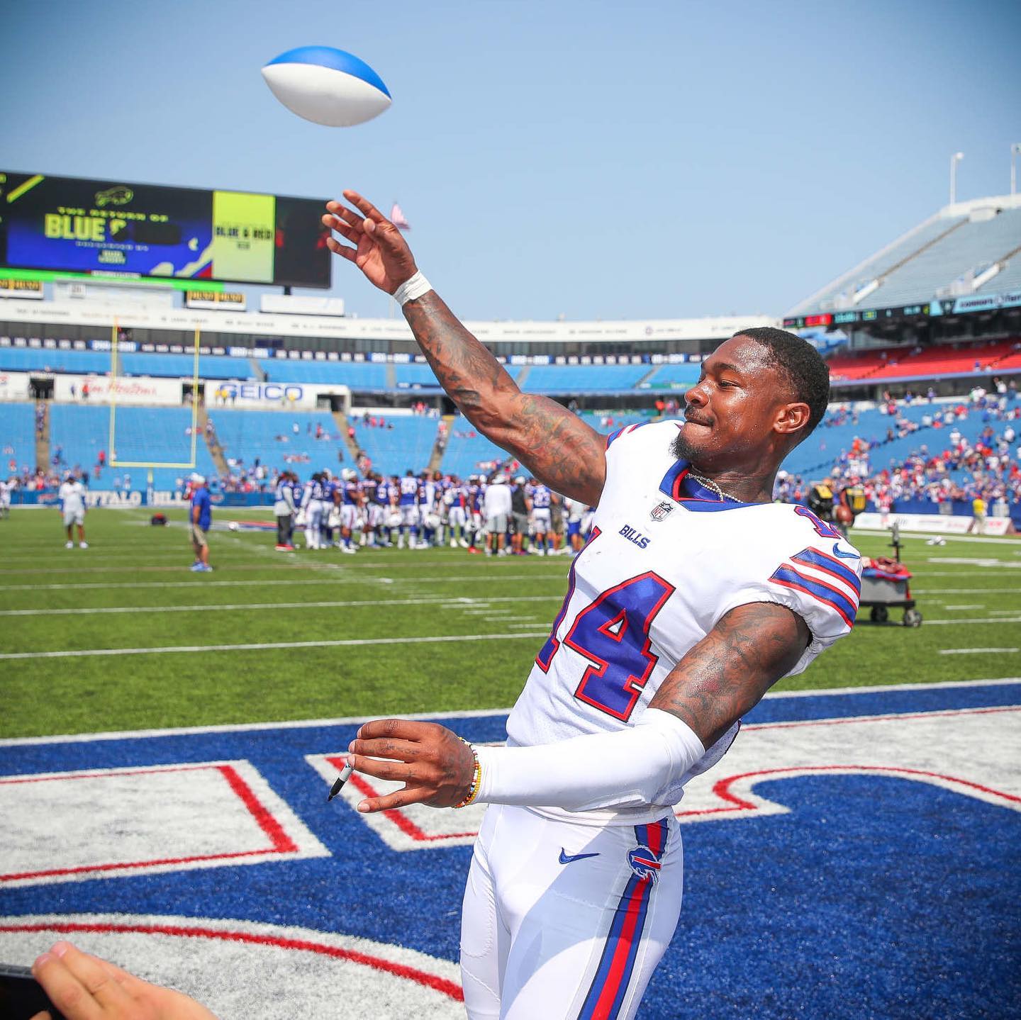 Вместе с грузовиком цветов бойфренд Карди Би "подарил" ей новость о своем внебрачном ребенке Вместе с грузовиком цветов бойфренд Карди Би "подарил" ей новость о своем внебрачном ребенке