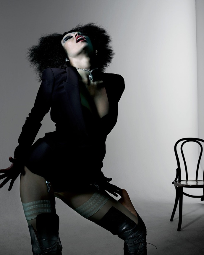 Майли Сайрус вновь потрясла публику в невероятно откровенной фотосессии