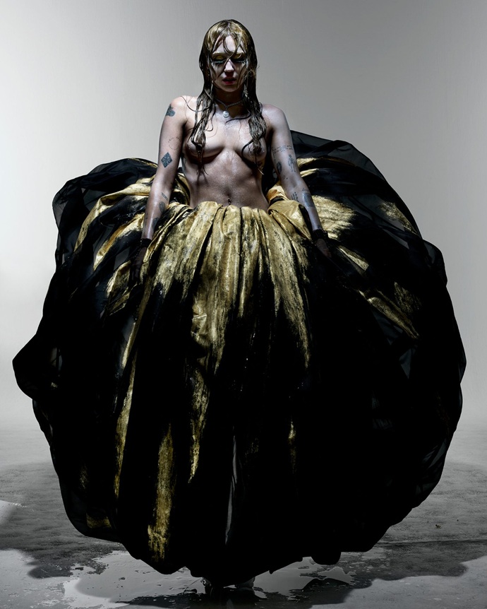 Майли Сайрус вновь потрясла публику в невероятно откровенной фотосессии