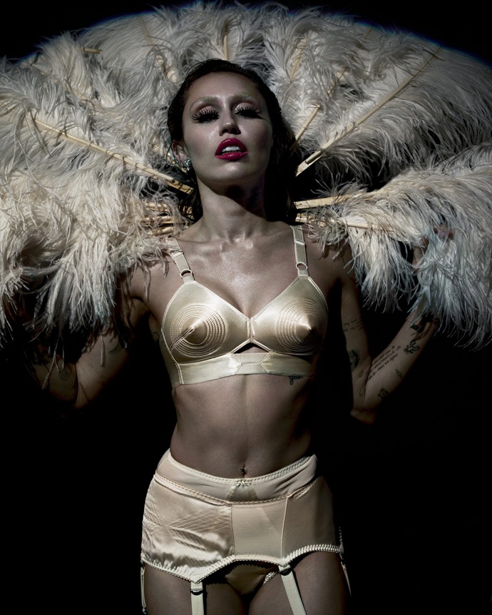 Майли Сайрус вновь потрясла публику в невероятно откровенной фотосессии