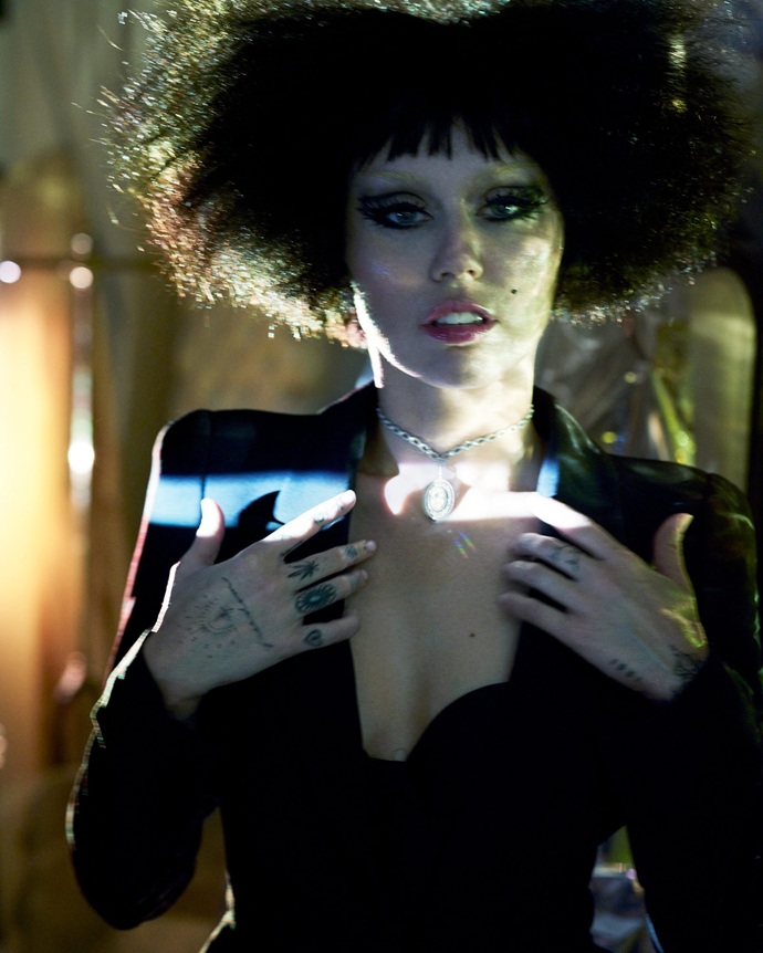 Майли Сайрус вновь потрясла публику в невероятно откровенной фотосессии