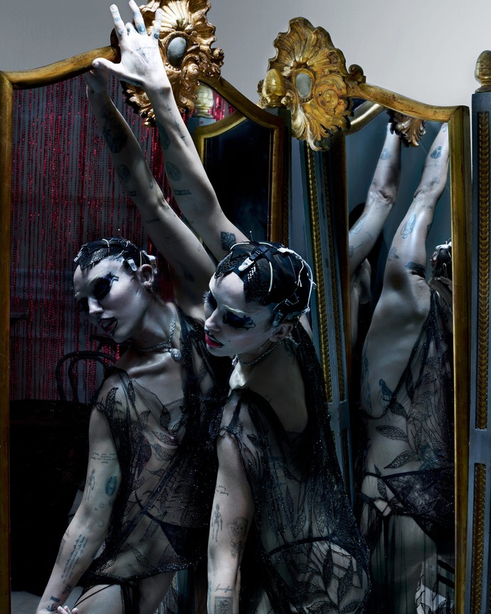 Майли Сайрус вновь потрясла публику в невероятно откровенной фотосессии