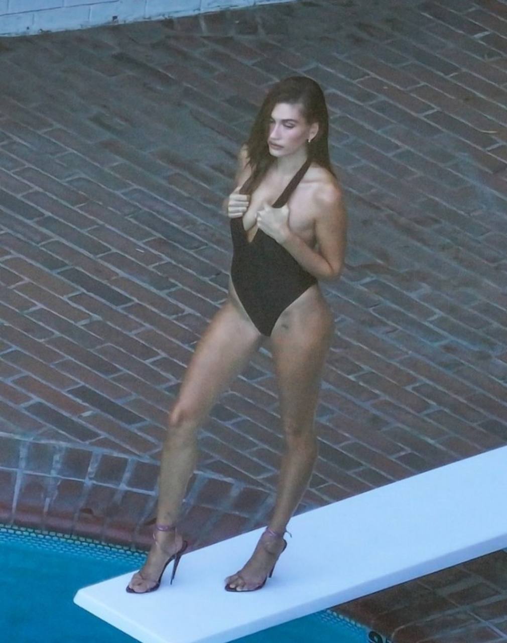 Фотосессия Хейли Бибер у бассейна попала в сеть