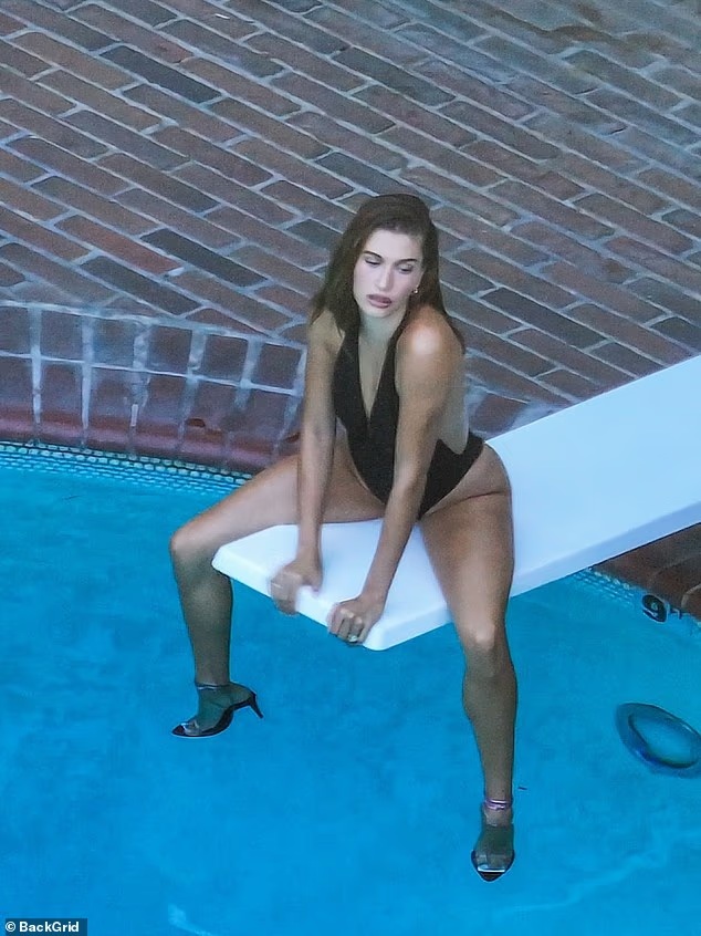 Фотосессия Хейли Бибер у бассейна попала в сеть