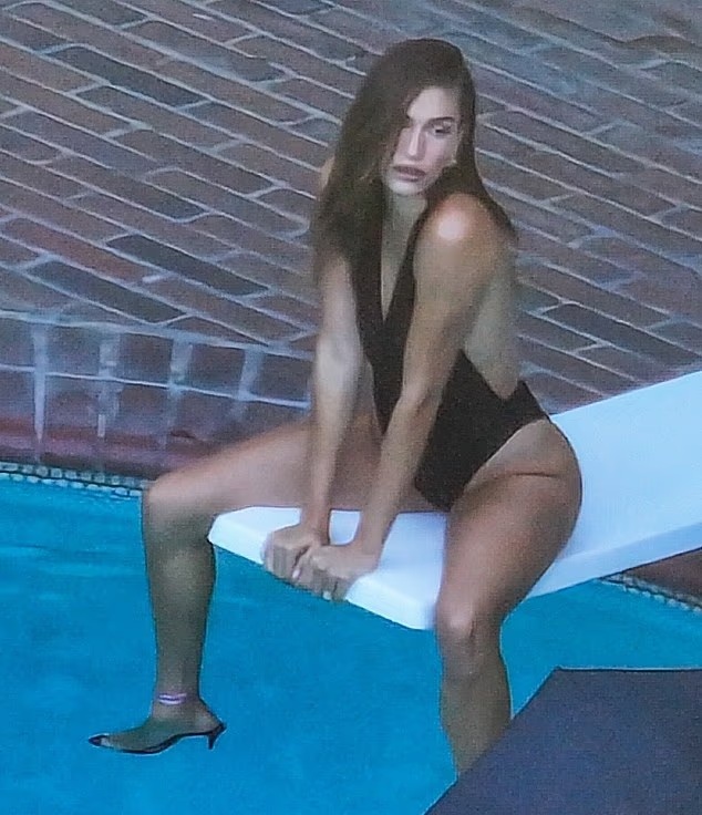 Фотосессия Хейли Бибер у бассейна попала в сеть