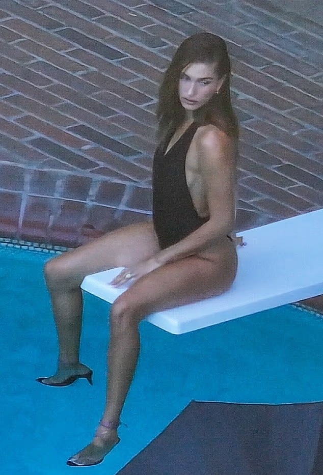 Фотосессия Хейли Бибер у бассейна попала в сеть