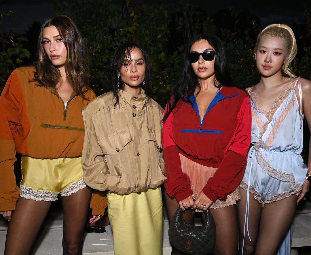 Хейли Бибер продлила "бельевой стиль" на осенний сезон