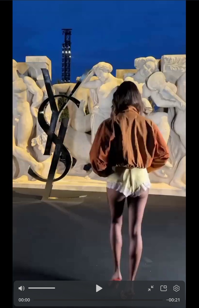 Хейли Бибер продлила "бельевой стиль" на осенний сезон