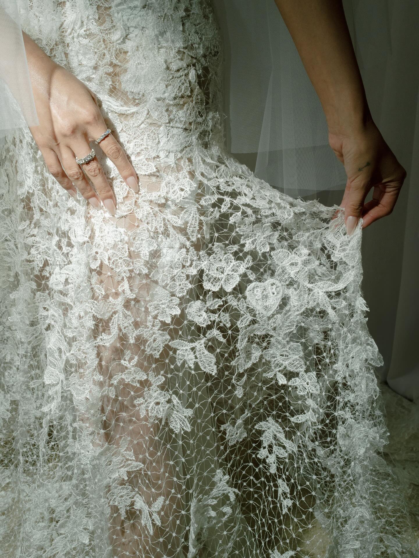 Селена Гомес поделилась фотографиями со своей свадьбы