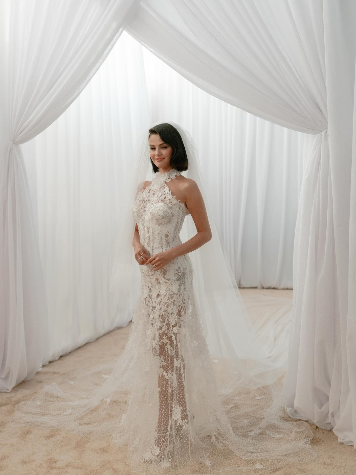 Селена Гомес поделилась фотографиями со своей свадьбы