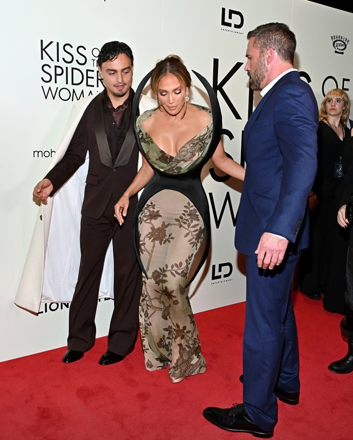 Нежные отношения Дженифер Лопес и Бена Аффлека озадачили поклонников бывших супругов Нежные отношения Дженифер Лопес и Бена Аффлека озадачили поклонников бывших супругов