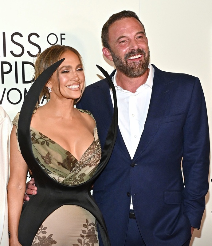 Нежные отношения Дженифер Лопес и Бена Аффлека озадачили поклонников бывших супругов Нежные отношения Дженифер Лопес и Бена Аффлека озадачили поклонников бывших супругов