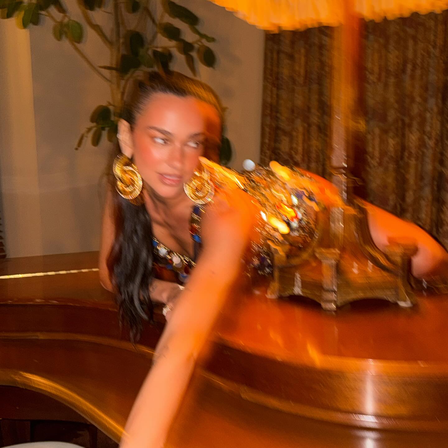 Дуа Липа похвасталась новым маникюром и показала, как «никогда не развлекается»