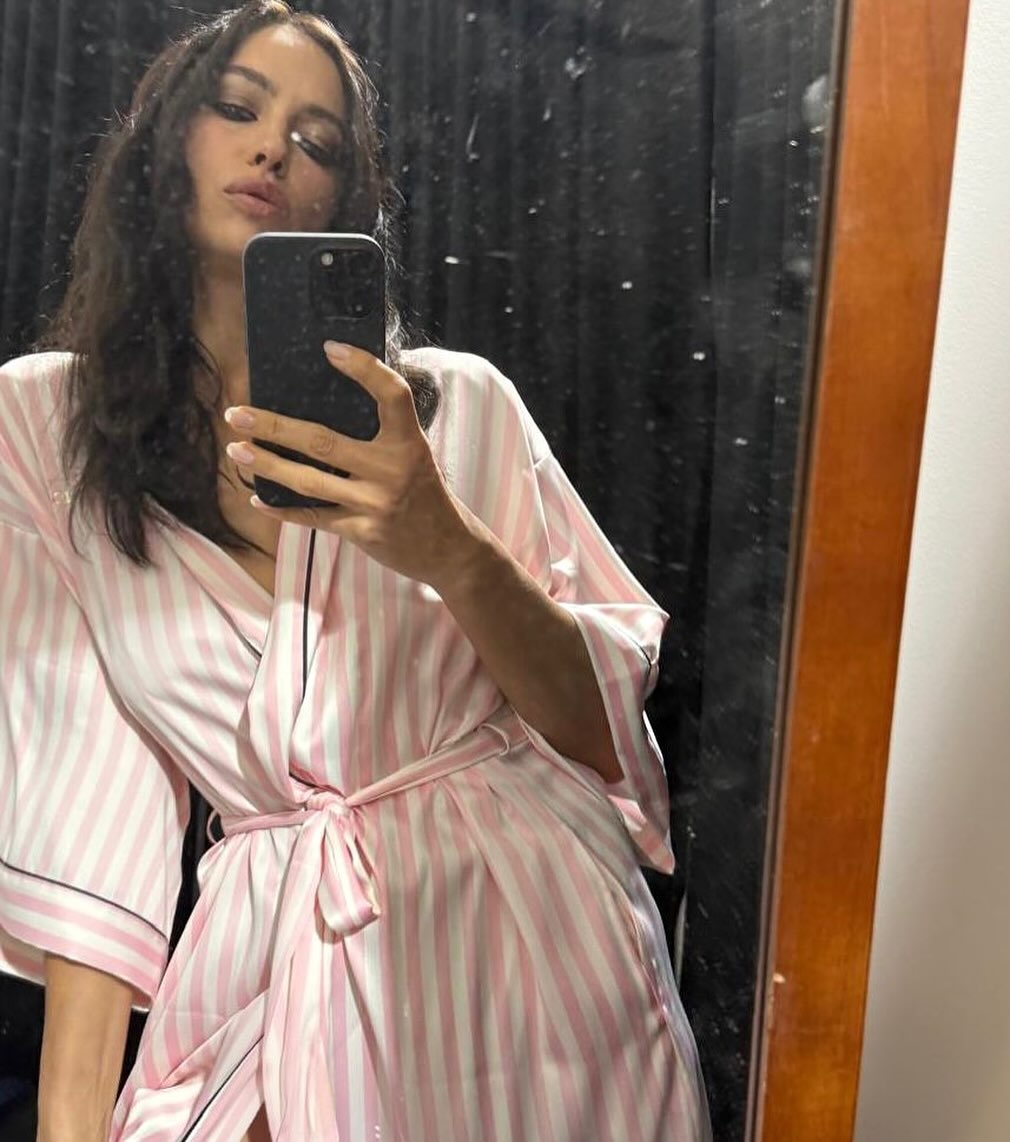 Ещё несколько ночей, шагов и взглядов: Ирина Шейк заинтриговала пикантными фото