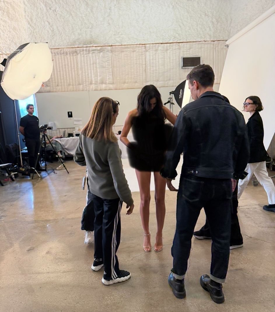 Ещё несколько ночей, шагов и взглядов: Ирина Шейк заинтриговала пикантными фото