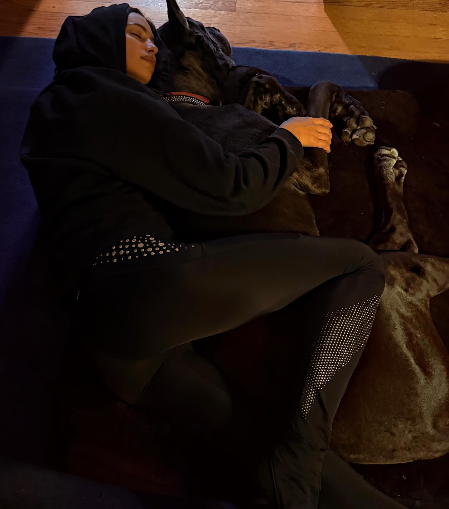 Ещё несколько ночей, шагов и взглядов: Ирина Шейк заинтриговала пикантными фото