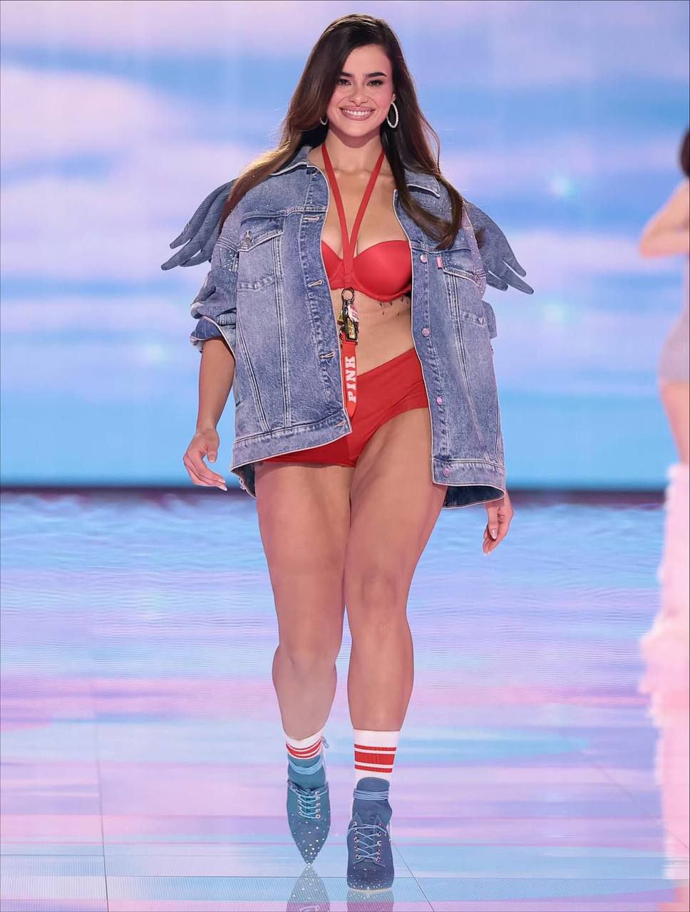 Ирина Шейк, сестры Хадид, Эмили Ратаковски и другие «ангелы» зажгли на шоу Victoria’s Secret