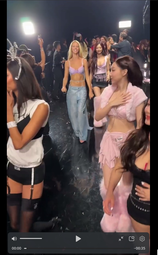 Ирина Шейк, сестры Хадид, Эмили Ратаковски и другие «ангелы» зажгли на шоу Victoria’s Secret