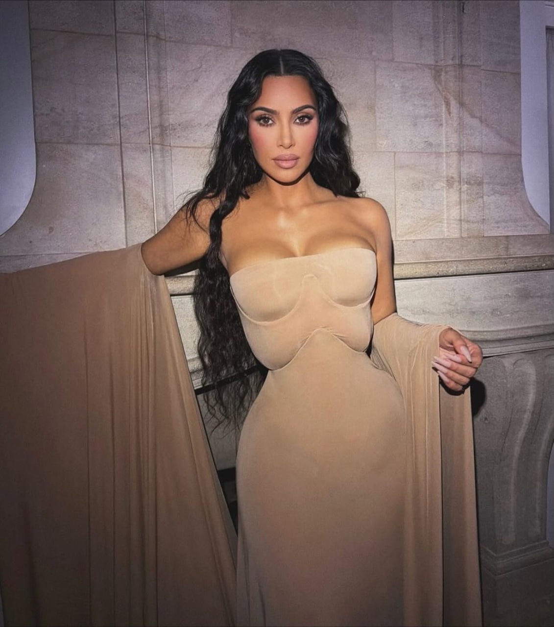 На красную дорожку Academy Museum Ким Кардашьян пришлось выводить за руку На красную дорожку Academy Museum Ким Кардашьян пришлось выводить за руку