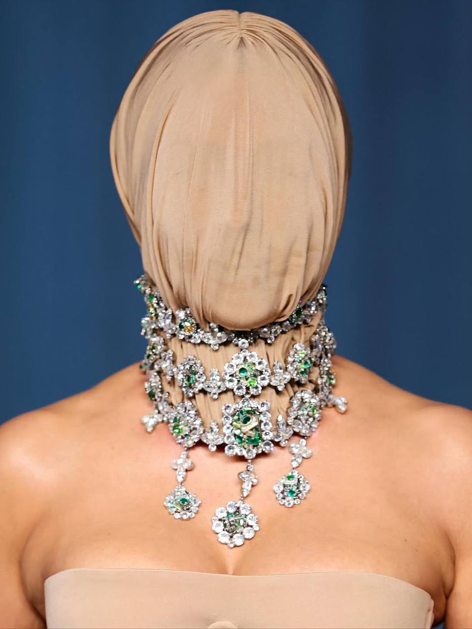 На красную дорожку Academy Museum Ким Кардашьян пришлось выводить за руку На красную дорожку Academy Museum Ким Кардашьян пришлось выводить за руку