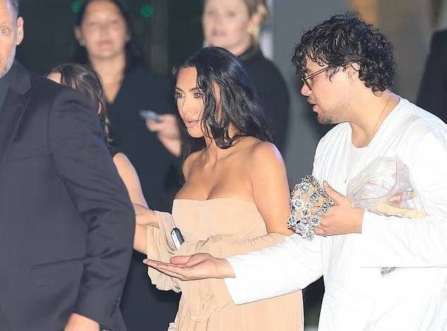 На красную дорожку Academy Museum Ким Кардашьян пришлось выводить за руку На красную дорожку Academy Museum Ким Кардашьян пришлось выводить за руку