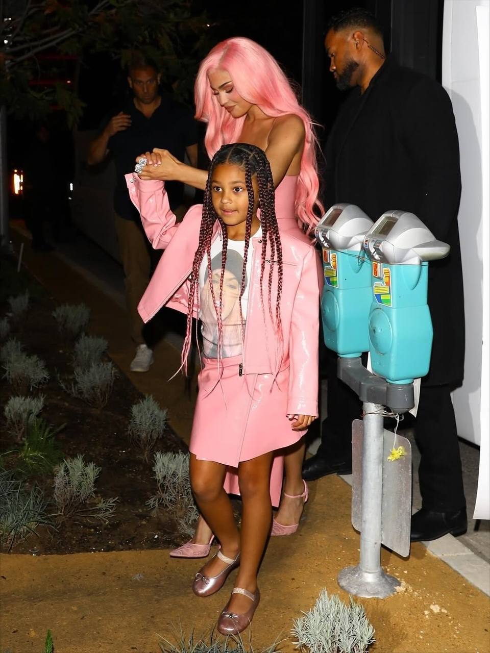 Словно кукла Барби на витрине: Кайли Дженнер вернулся к тем цветам, которые любила когда-то Словно кукла Барби на витрине: Кайли Дженнер вернулся к тем цветам, которые любила когда-то