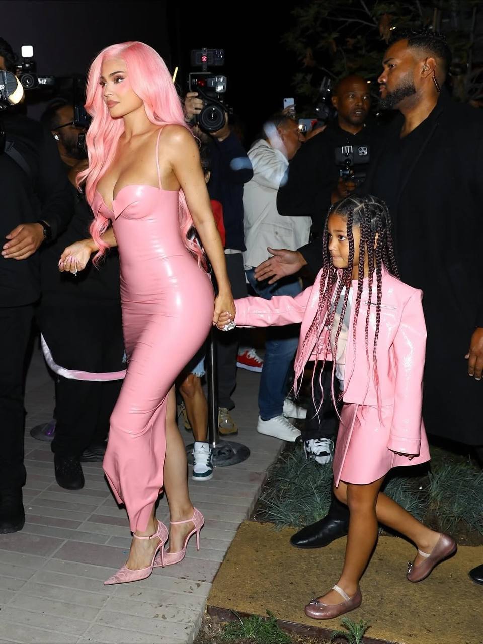 Словно кукла Барби на витрине: Кайли Дженнер вернулся к тем цветам, которые любила когда-то Словно кукла Барби на витрине: Кайли Дженнер вернулся к тем цветам, которые любила когда-то