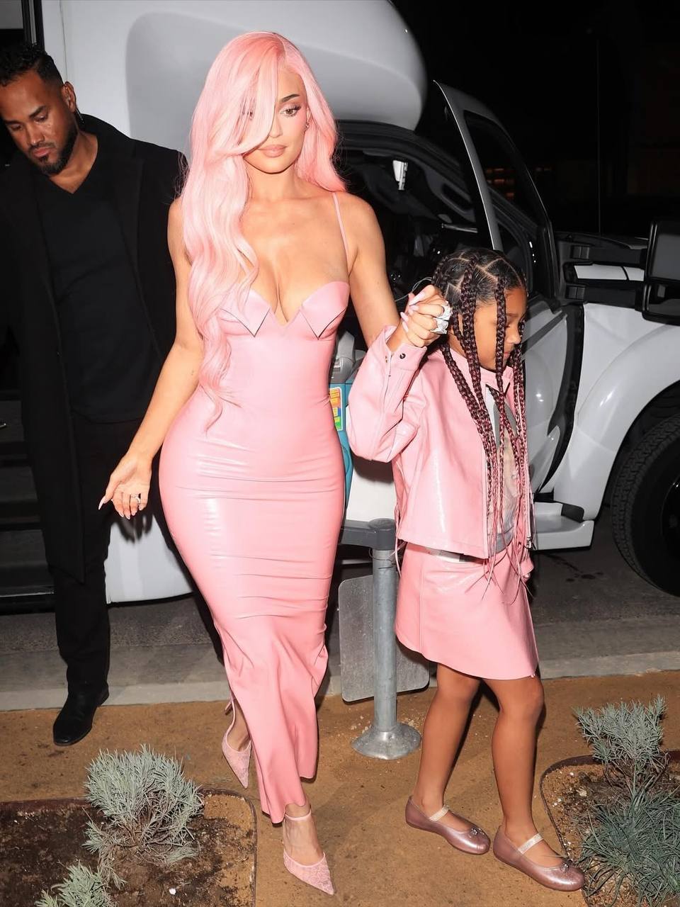 Словно кукла Барби на витрине: Кайли Дженнер вернулся к тем цветам, которые любила когда-то Словно кукла Барби на витрине: Кайли Дженнер вернулся к тем цветам, которые любила когда-то