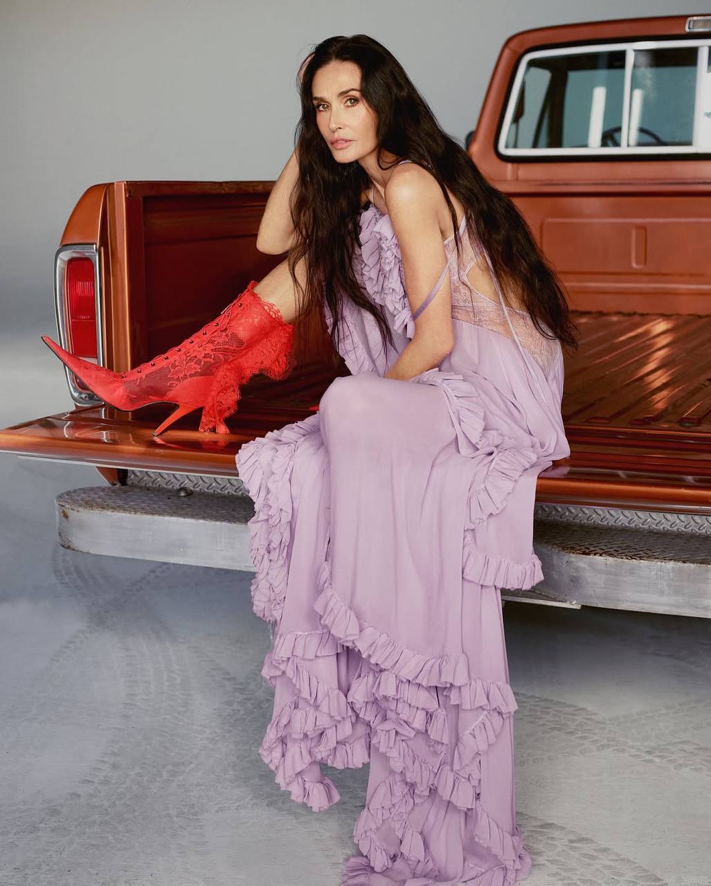 Glamour выбрал Деми Мур женщиной года, отметив это событие яркой фотосессией Glamour выбрал Деми Мур женщиной года, отметив это событие яркой фотосессией