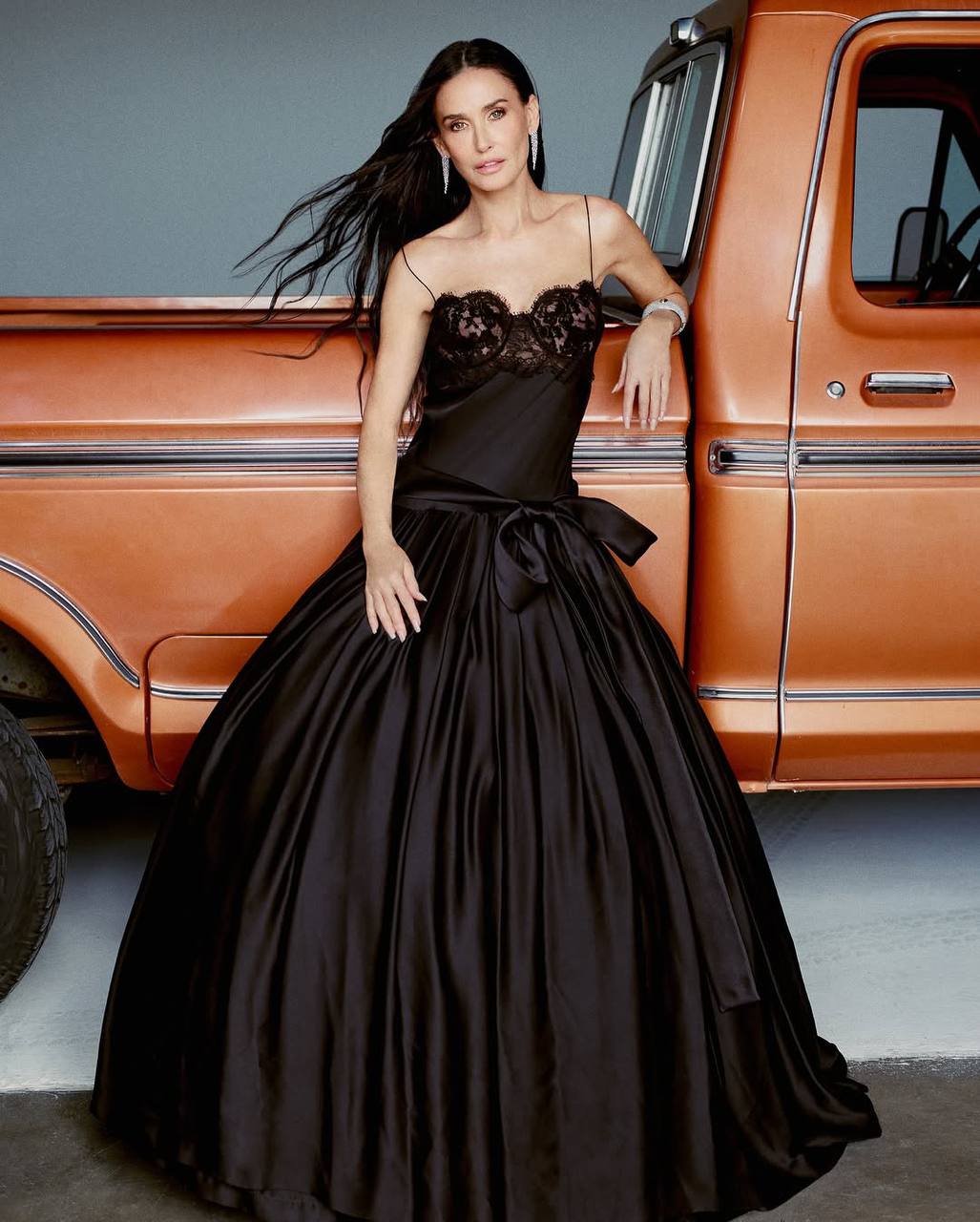 Glamour выбрал Деми Мур женщиной года, отметив это событие яркой фотосессией Glamour выбрал Деми Мур женщиной года, отметив это событие яркой фотосессией