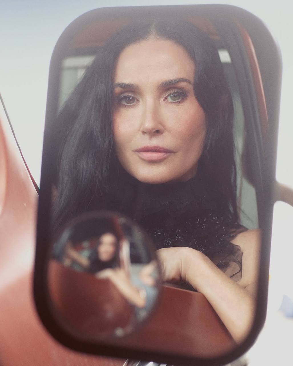 Glamour выбрал Деми Мур женщиной года, отметив это событие яркой фотосессией Glamour выбрал Деми Мур женщиной года, отметив это событие яркой фотосессией