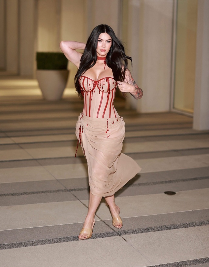 Меган Фокс вернулась к светской жизни, поразив своим образом