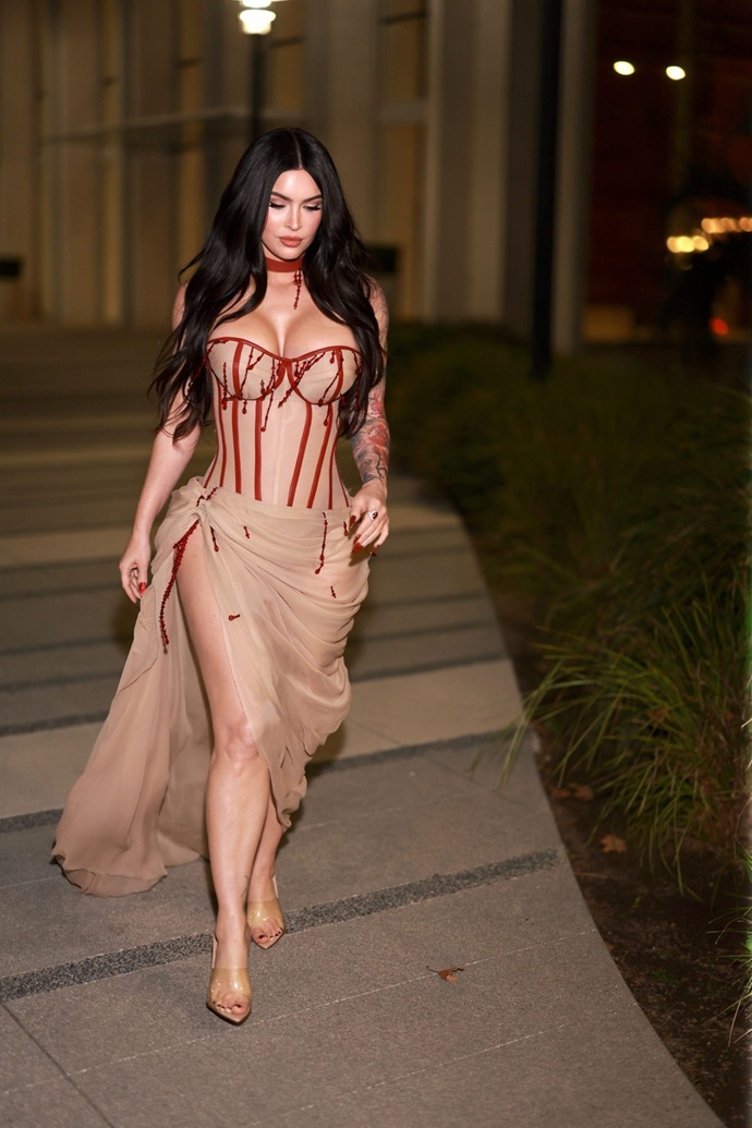 Меган Фокс вернулась к светской жизни, поразив своим образом