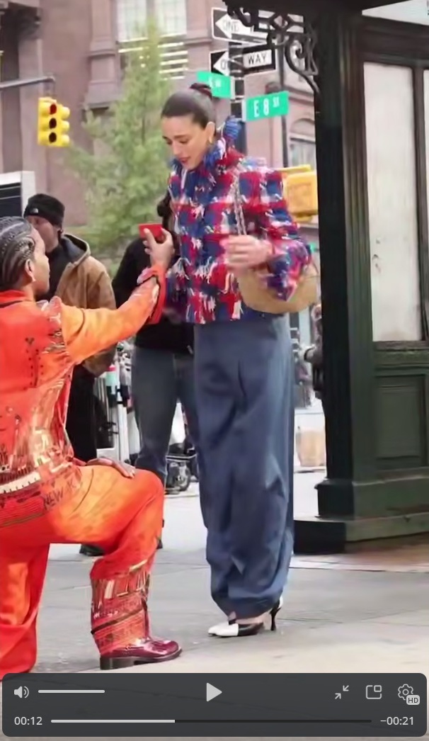 В Chanel решили пошутить над Рианной