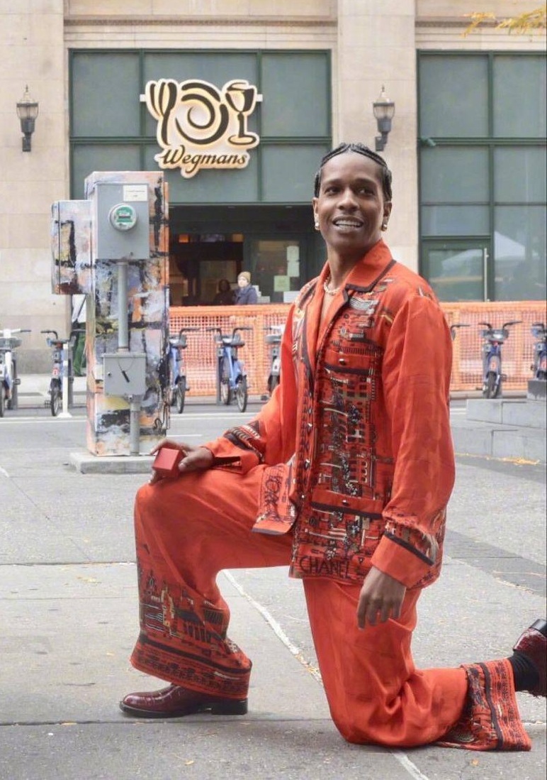 В Chanel решили пошутить над Рианной