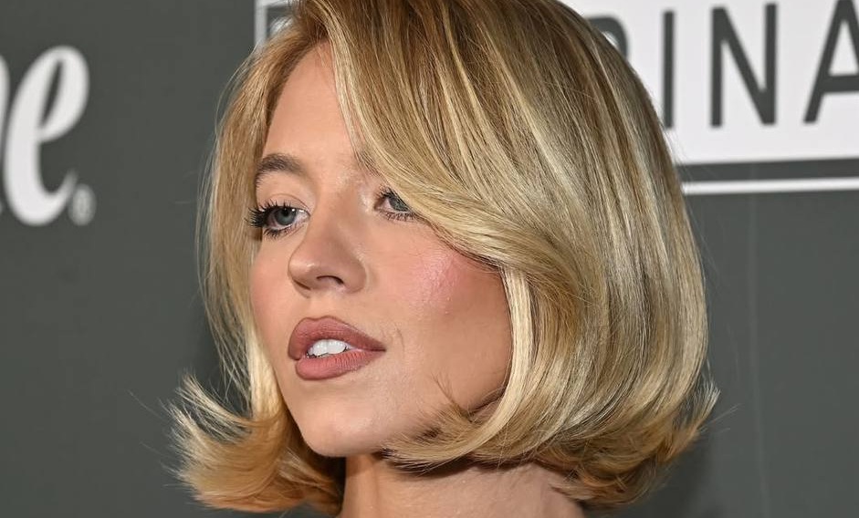 Сидни Суини ослепила своим платьем и рассказала о роли «девушки Бонда»