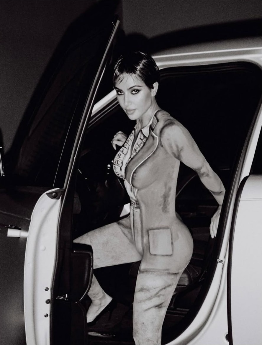 Ким Кардашьян попробовала себя в образе модели боди-арт